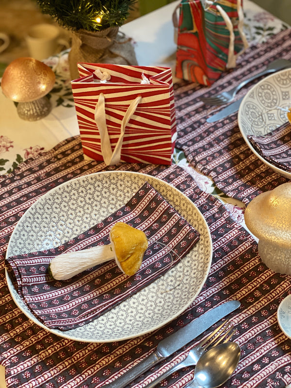 Set of 4 Placemats & Napkins - Burgundy/Grey Trellis